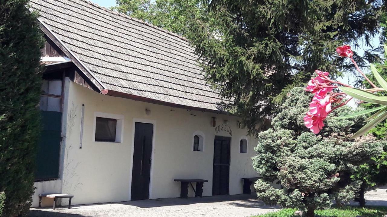 Penzion Europa Diakovce Esterno foto